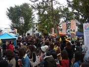 大勢の人に囲まれるゆるキャラたち。