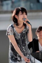 1500人の前で熱唱する家入レオ。