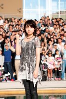 フリーライブ終了後にはCD購入者を対象にした握手会も実施。こちらには約500人が参加した。