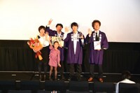 「第25回東京国際映画祭」受賞式の模様。左からGOMAの妻と娘、GOMA、監督の松江哲明、プロデューサーの高根順次。