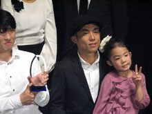「第25回東京国際映画祭」受賞式の模様。左から松江哲明、GOMAと娘