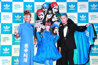 「adidas Originals meets TAKENOKO!!! "HALLOWEEN PARTY"」発表イベントより、綾小路翔、きゃりーぱみゅぱみゅ、ILMARI（写真左から）。