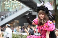「原宿表参道ハローハロウィーンパンプキンパレード」より、沿道の人に手を振るきゃりーぱみゅぱみゅ。