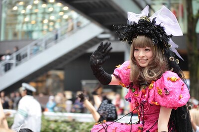 「原宿表参道ハローハロウィーンパンプキンパレード」より、沿道の人に手を振るきゃりーぱみゅぱみゅ。