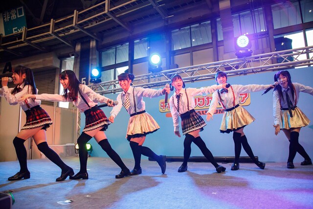 新曲「ザ・スターダストボウリング」を披露する6人（昨日10月28日のステージより）。