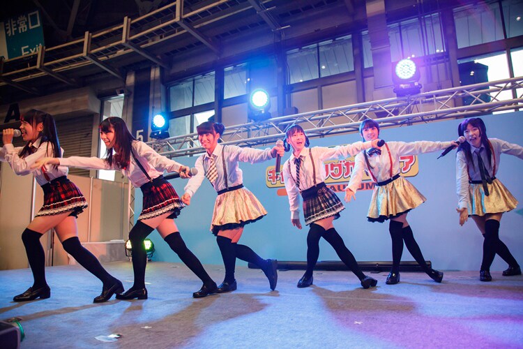 新曲「ザ・スターダストボウリング」を披露する6人（昨日10月28日のステージより）。