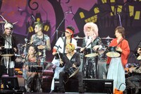 リズムゲームに挑戦中の出演者たち。その目は真剣だ。（撮影：今元秀明、田中和子）