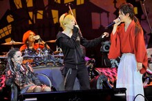 yasuとDAIGOの掛け合いを見守るHYDE。（撮影：今元秀明、田中和子）