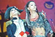 「LA VIE EN ROSE」を歌うkyoとHYDE。（撮影：今元秀明、田中和子）