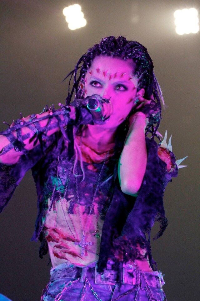 「バタリアン リターンズ」のジュリーの仮装に挑戦したHYDE。特殊メイクには2時間半かかったと告白した。（撮影：今元秀明、田中和子）