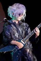 ゾンビと化したK.A.Z。（撮影：今元秀明、田中和子）