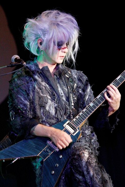 ゾンビと化したK.A.Z。（撮影：今元秀明、田中和子）