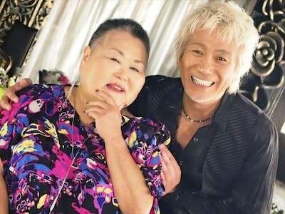 スタジオライブ収録時の玉置浩二と亀渕友香。