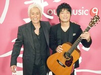 スタジオライブ収録時の玉置浩二と押尾コータロー。