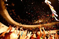 組曲のフィナーレにはカラフルなテープが会場に舞った。（撮影：山川哲矢[Showcase managements]）