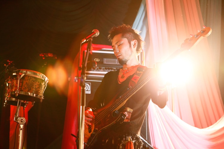 菅野信昭（B）（撮影：山川哲矢[Showcase managements]）