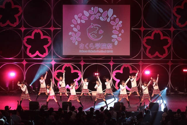さくら学院のパフォーマンス。
