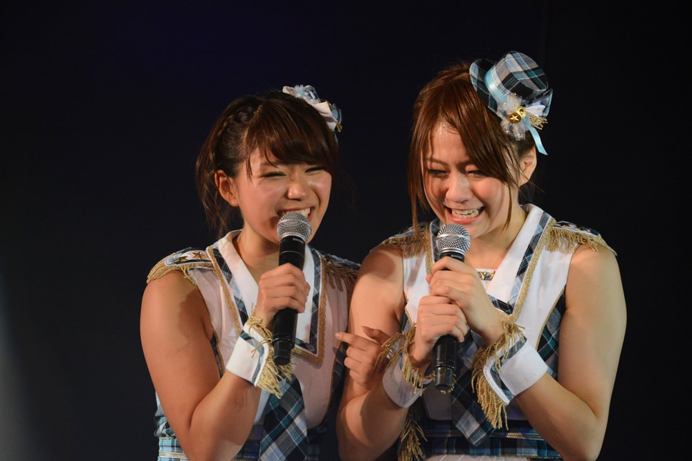 山内鈴蘭、島田晴香（写真左から） (C)AKS - AKB48現チーム劇場