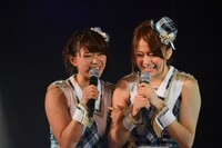 山内鈴蘭、島田晴香（写真左から） (C)AKS