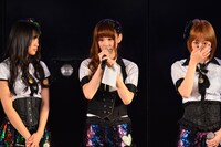 北原里英、鈴木まりや、小林香菜（写真左から） (C)AKS