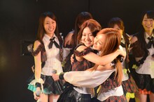 大島優子、板野友美（写真左から） (C)AKS