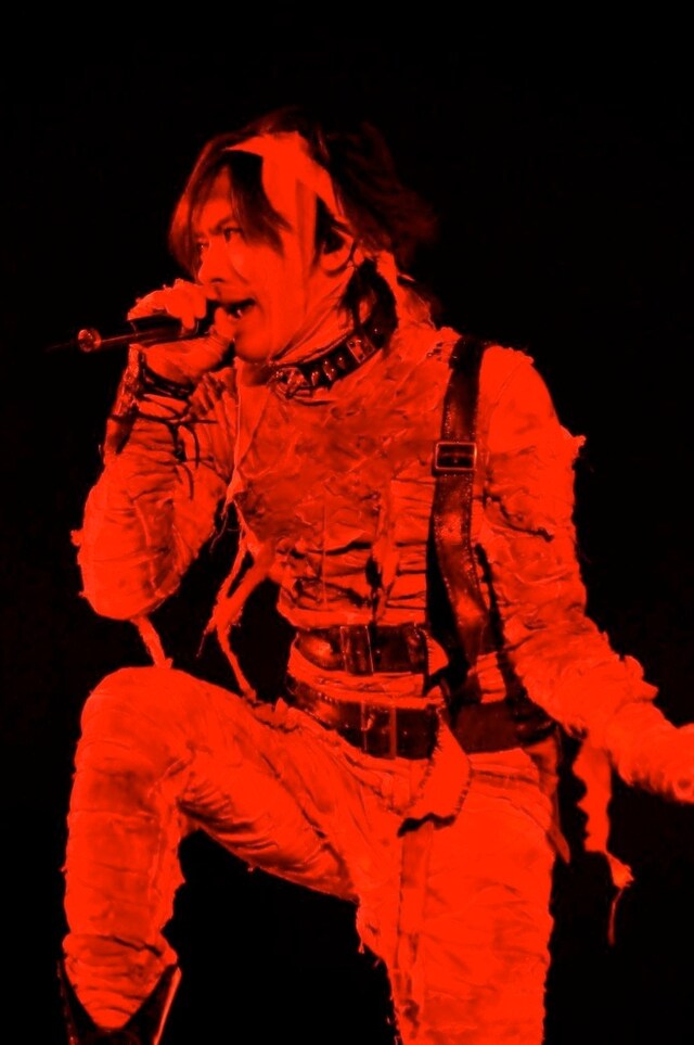 アグレッシブなナンバーを連発し、トップバッターの大役を務めあげたBREAKERZ。（撮影：今元秀明、田中和子）