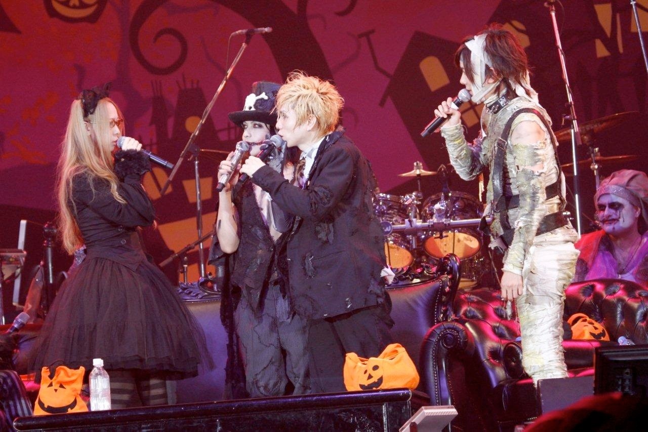 Tommy february6を口説き落とそうとするHYDE、yasu、DAIGO。（撮影：今元秀明、田中和子）