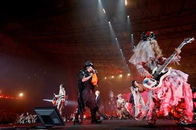 「HALLOWEEN PARTY」をパフォーマンスするHALLOWEEN JUNKY ORCHESTRA。（撮影：今元秀明、田中和子）