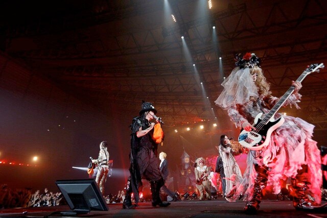 「HALLOWEEN PARTY」をパフォーマンスするHALLOWEEN JUNKY ORCHESTRA。（撮影：今元秀明、田中和子）