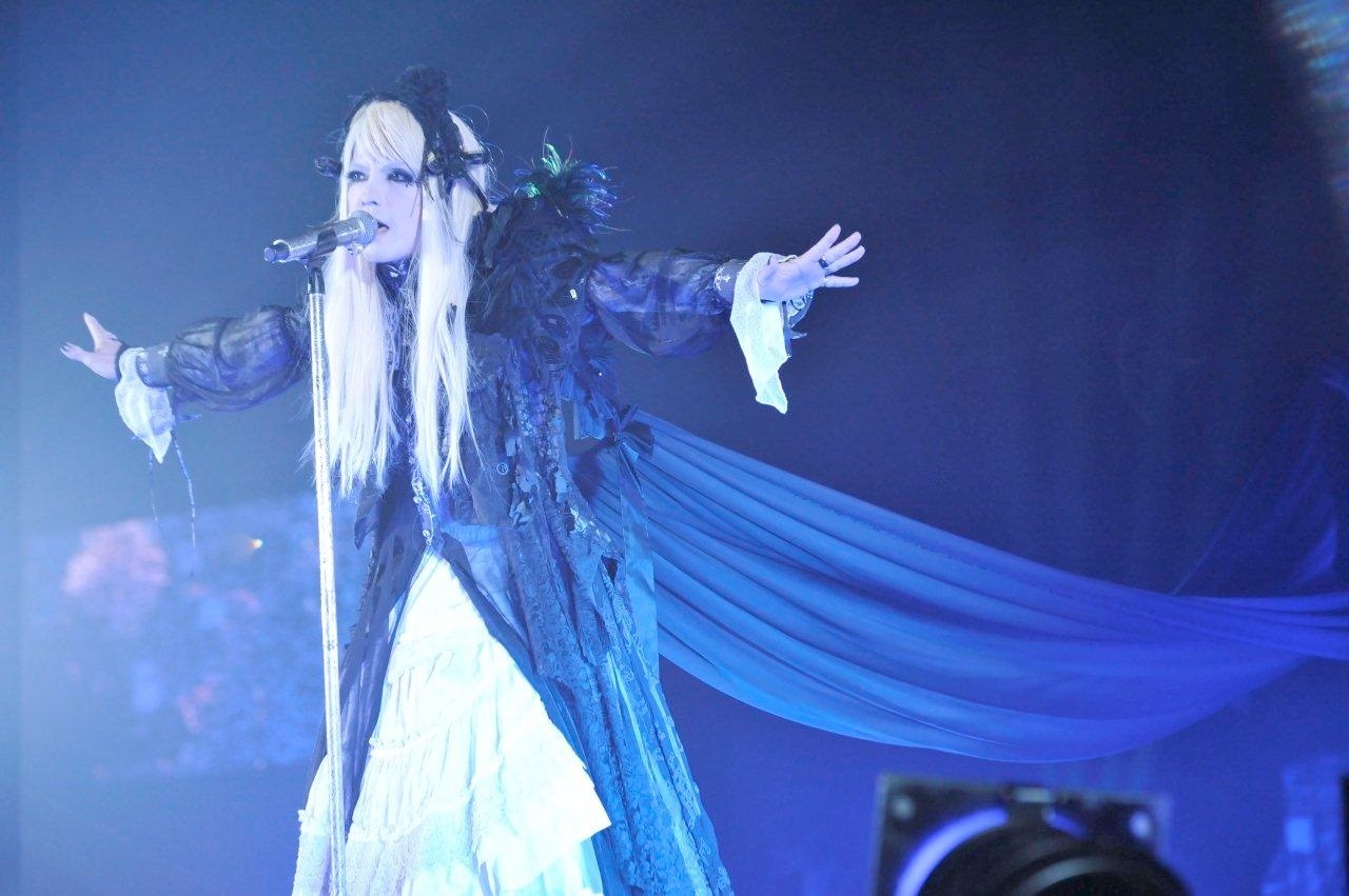 圧倒的な歌声と麗しい仮装で観客を魅了したHYDE。（撮影：今元秀明、田中和子）