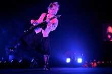 幕張公演初日のゾンビから一転して、伯爵風の衣装に身を包んだK.A.Z。（撮影：今元秀明、田中和子）