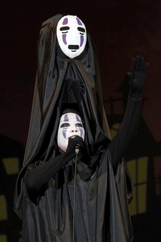 カオナシに扮したhaderu。（撮影：今元秀明、田中和子）