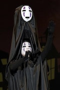 カオナシに扮したhaderu。(撮影:今元秀明、田中和子)