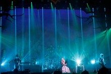 「HALLOWEEN PARTY 2012」幕張公演2日目のVAMPSのステージの様子。（撮影：今元秀明、田中和子）