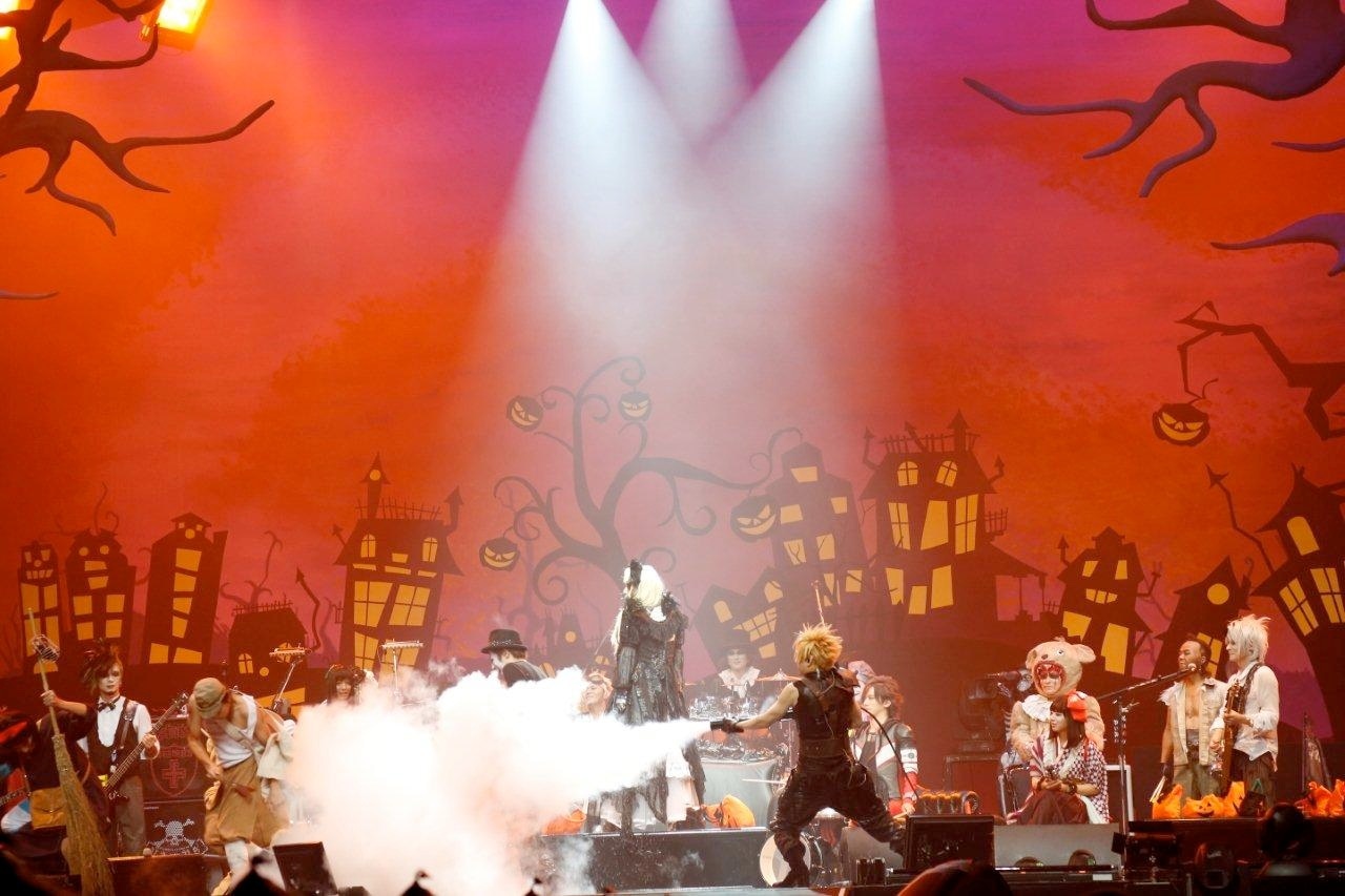 HYDEの指揮に従わなかった出演者にスモークを吹きかけるyasu。（撮影：今元秀明、田中和子）