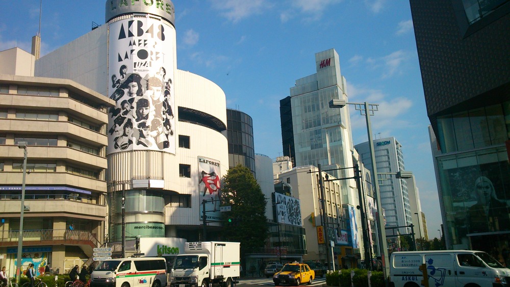 ラフォーレ原宿に掲示されたAKB48「UZA」の横断幕。