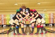 異様な出で立ちでボウリング場に現れたチームしゃちほこの6人。