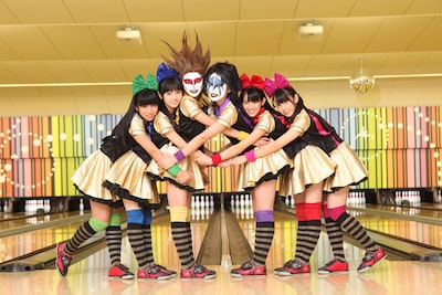 ナタリーPower Pushではチームしゃちほこの特集ページを公開中。10冠王企画の一環として行われたボウリング勝負の様子をレポートしている。