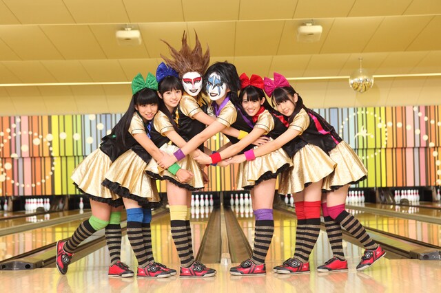 ナタリーPower Pushではチームしゃちほこの特集ページを公開中。10冠王企画の一環として行われたボウリング勝負の様子をレポートしている。