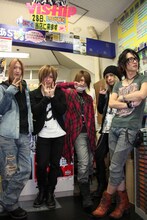 vistlipが10月28日に東京・ちけっとぽーと渋谷店にて行った、東京国際フォーラム・ホールA公演のチケット購入者に直接チケットを手渡しする一日店長イベントの模様。