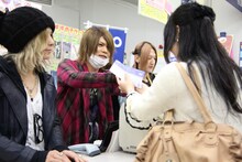 vistlipが10月28日に東京・ちけっとぽーと渋谷店にて行った、東京国際フォーラム・ホールA公演のチケット購入者に直接チケットを手渡しする一日店長イベントの模様。