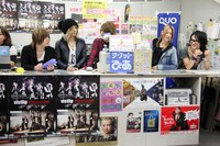 vistlipが10月28日に東京・ちけっとぽーと渋谷店にて行った、東京国際フォーラム・ホールA公演のチケット購入者に直接チケットを手渡しする一日店長イベントの模様。