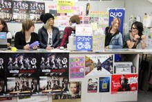 vistlipが10月28日に東京・ちけっとぽーと渋谷店にて行った、東京国際フォーラム・ホールA公演のチケット購入者に直接チケットを手渡しする一日店長イベントの模様。