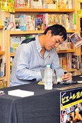 この日のサイン会は約2時間以上に及んだ。