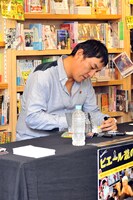 この日のサイン会は約2時間以上に及んだ。