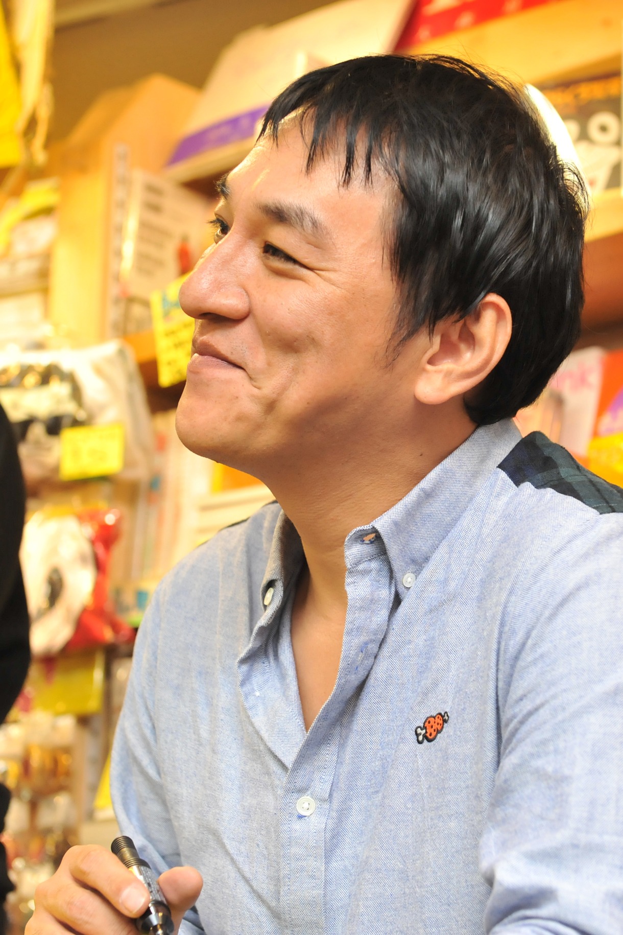 訪れたファンに笑顔で応じるピエール瀧。