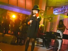 スタジオライブ収録中のJUJU。