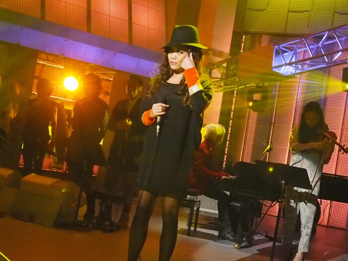 スタジオライブ収録中のJUJU。