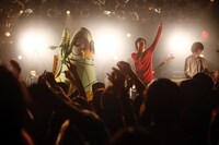 「OverTheDogsで"わんわんわんの日"」でのオバ犬のライブの模様。