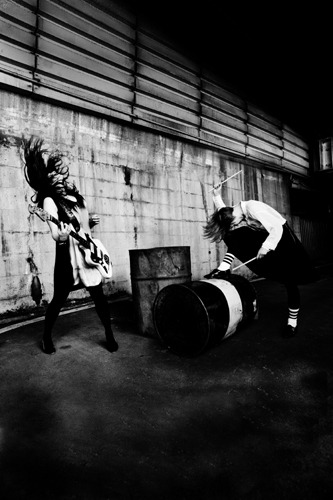 DETROITSEVEN。左が菜花知美。
